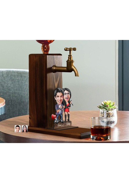 Gift Kişiye Özel Sevgililer Karikatürlü Musluklu Ahşap Viski Standı-1, Viski Çeşmesi, Doğum Günü Hediyesi, Içecek Dispenseri