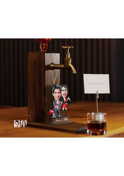 Gift Kişiye Özel Sevgililer Karikatürlü Musluklu Ahşap Viski Standı-1, Viski Çeşmesi, Doğum Günü Hediyesi, Içecek Dispenseri