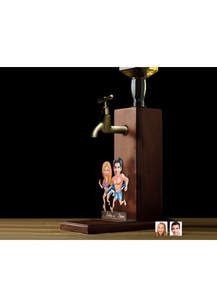 Gift Kişiye Özel Sevgililer Karikatürlü Musluklu Ahşap Viski Standı-4, Viski Çeşmesi, Doğum Günü Hediyesi, Içecek Dispenseri