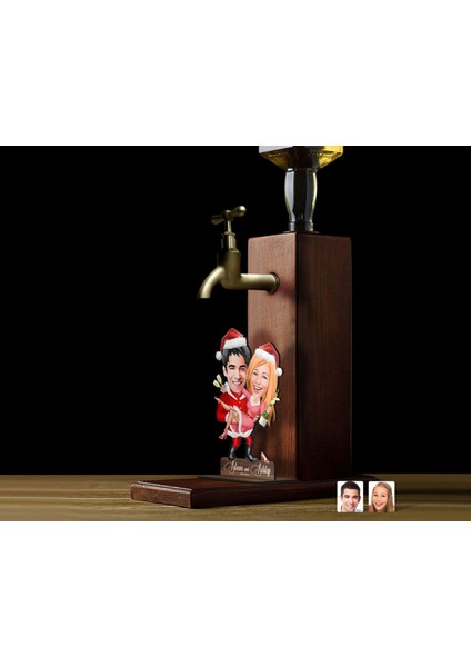 Gift Kişiye Özel Yılbaşı Aile Karikatürlü Musluklu Ahşap Viski Standı-5, Viski Çeşmesi, Doğum Günü Hediyesi, Içecek Dispenseri