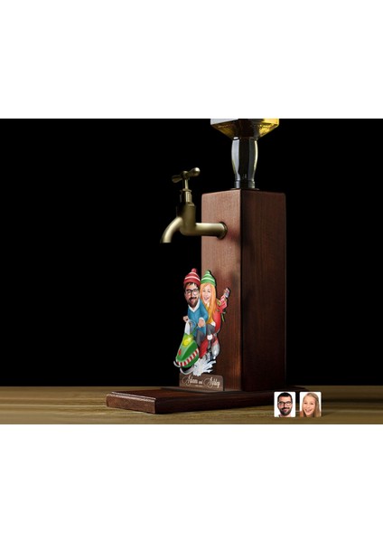Gift Kişiye Özel Yılbaşı Aile Karikatürlü Musluklu Ahşap Viski Standı-1, Viski Çeşmesi, Doğum Günü Hediyesi, Içecek Dispenseri