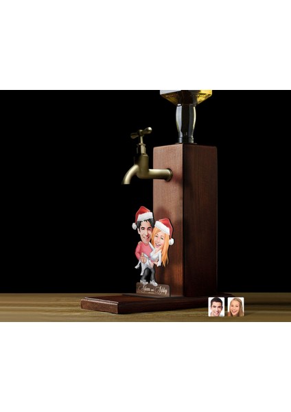 Gift Kişiye Özel Yılbaşı Aile Karikatürlü Musluklu Ahşap Viski Standı-3, Viski Çeşmesi, Doğum Günü Hediyesi, Içecek Dispenseri