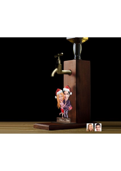 Gift Kişiye Özel Yılbaşı Aile Karikatürlü Musluklu Ahşap Viski Standı-2, Viski Çeşmesi, Doğum Günü Hediyesi, Içecek Dispenseri