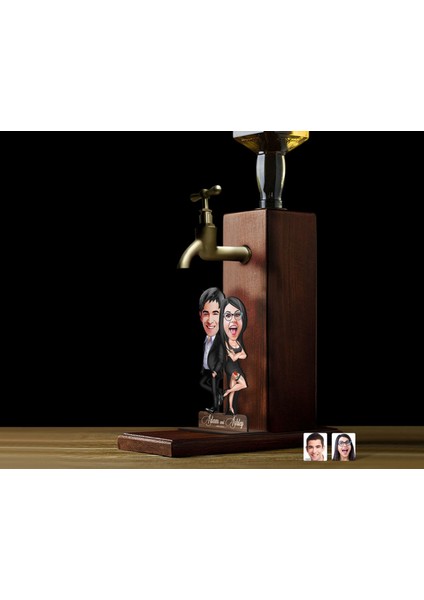 Gift Kişiye Özel Sevgililer Karikatürlü Musluklu Ahşap Viski Standı-3, Viski Çeşmesi, Doğum Günü Hediyesi, Içecek Dispenseri