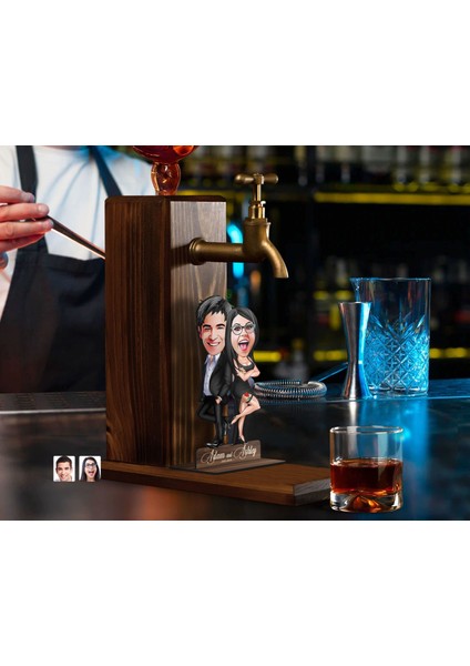 Gift Kişiye Özel Sevgililer Karikatürlü Musluklu Ahşap Viski Standı-3, Viski Çeşmesi, Doğum Günü Hediyesi, Içecek Dispenseri fırsatları