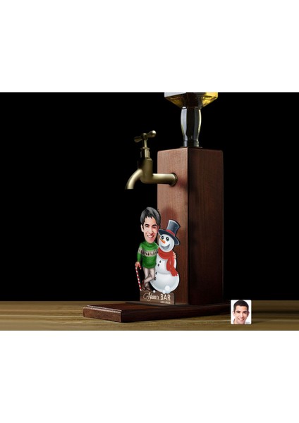 Gift Kişiye Özel Erkek Yılbaşı Karikatürlü Musluklu Ahşap Viski Standı-5, Viski Çeşmesi, Doğum Günü Hediyesi, Içecek Dispenseri