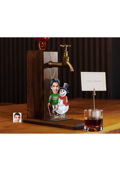 Gift Kişiye Özel Erkek Yılbaşı Karikatürlü Musluklu Ahşap Viski Standı-5, Viski Çeşmesi, Doğum Günü Hediyesi, Içecek Dispenseri