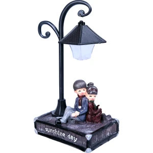 Sokak Lambası Altında Oturan Çift Sunshine Day Biblo v2