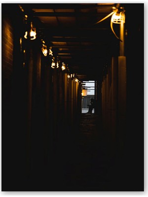 Caka Tablo  Ahşap Tablo Koridorda Işıklar ve Oturan Adam