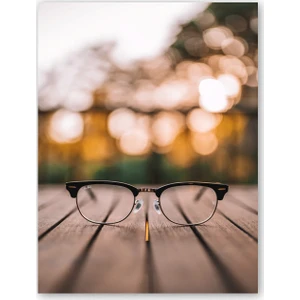Ahşap Tablo Masanın Üzerinde Gözlük Silüet Arkaplan