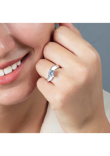 Starlight Diamond Pırlanta Montür Asimetrik 925 Ayar Gümüş Kadın Tektaş Yüzük modelleri