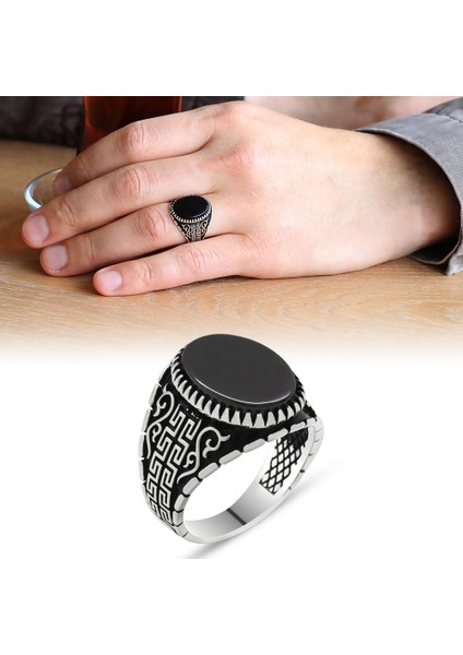 925 Ayar Gümüş Labirent Motifli Oval Siyah Oniks Taşlı Erkek Yüzük