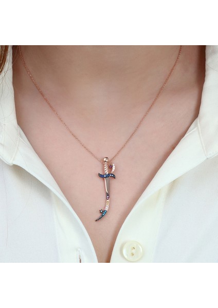 Renkli Zirkon Taşlı Kılıç Tasarım 925 Ayar Gümüş Kadın Kolye fiyatları