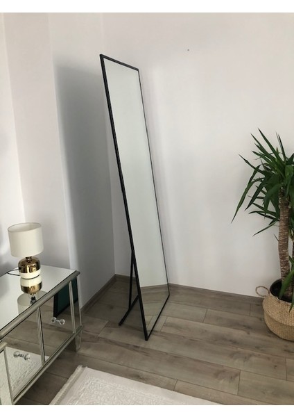 Siyah Metal Çerçeveli Ayaklı 180X60 cm Boy Aynası
