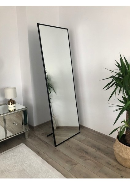 Siyah Metal Çerçeveli Ayaklı 180X60 cm Boy Aynası