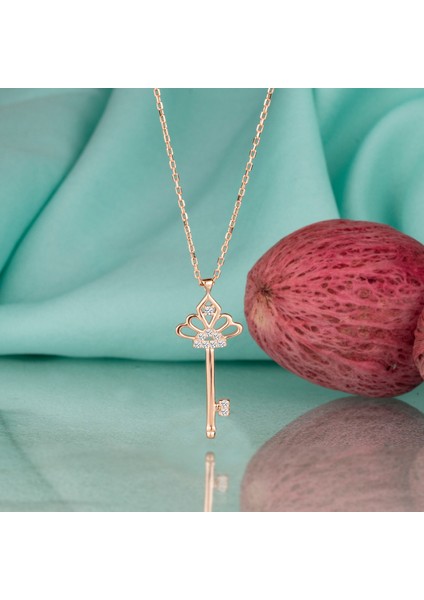 Taşlı Anahtar Temalı Rose Kaplama Kadın Gümüş Kolye
