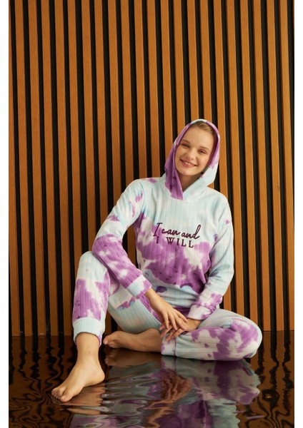 Kadın Batik Desen Kapüşonlu Fitilli Polar Bilek Manşetli Kışlık Jogger Pijama Takımı fiyatları
