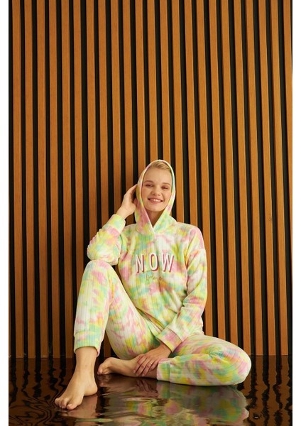 Kadın Batik Desen Kapüşonlu Fitilli Polar Bilek Manşetli Kışlık Jogger Pijama Takımı fiyatları