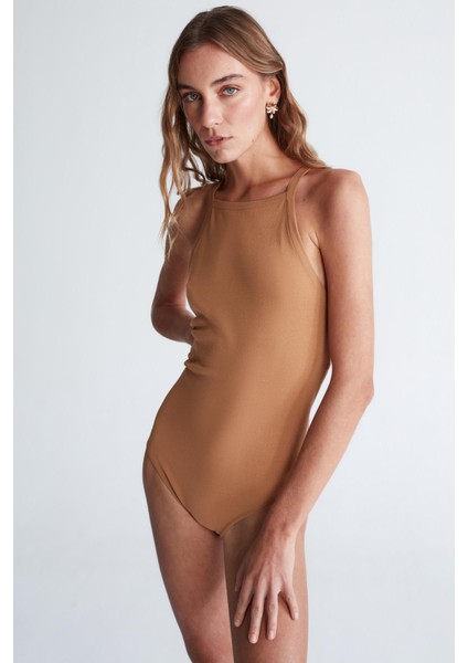 Styleboom X Peraluna GRETA BODY Halter Yaka Arkası Çapraz Alttan Çıtçıtlı Kadın Triko Body - Camel