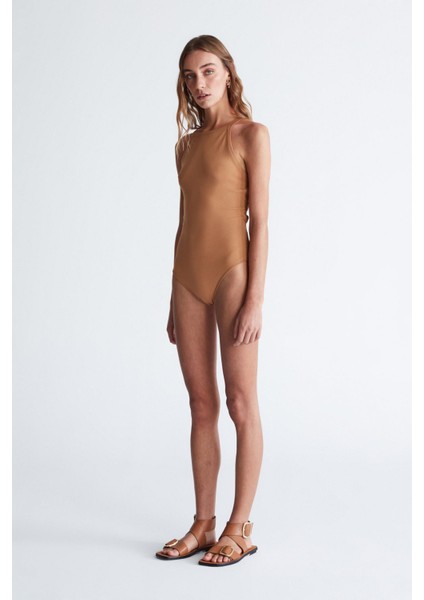 Styleboom X Peraluna GRETA BODY Halter Yaka Arkası Çapraz Alttan Çıtçıtlı Kadın Triko Body - Camel fiyatları