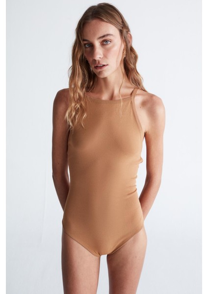 Styleboom X Peraluna GRETA BODY Halter Yaka Arkası Çapraz Alttan Çıtçıtlı Kadın Triko Body - Camel indirimleri