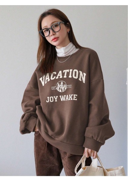 Kadın Kahve Vacation Joy Wake Baskılı Oversize Bisiklet Yaka Sweatshirt