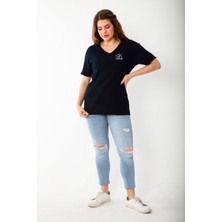 Şans Kadın Büyük Beden Lacivert Kaşkorse Kumaş Göğsü Nakışlı Likralı Bluz 65N37235