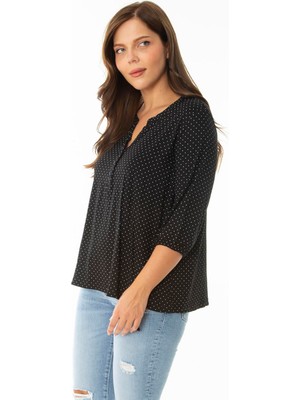 Şans Kadın Büyük Beden Siyah Puan Desenli V Yaka Patı Düğmeli Kapri Kollu Bluz 65N36958