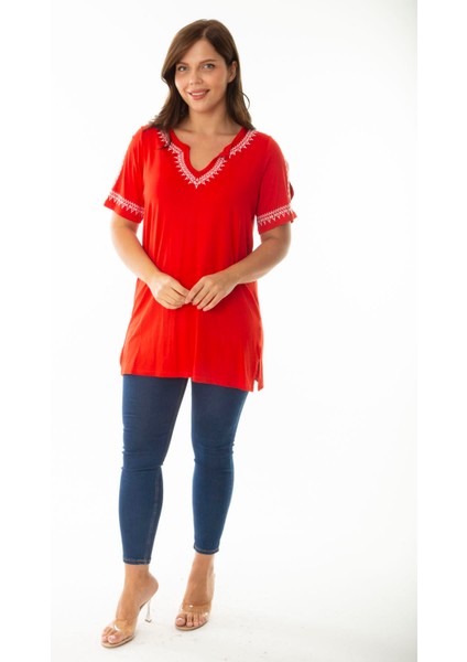 Kadın Büyük Beden Kırmızı Yaka ve Kolları Nakış Detaylı Omuz Dekolteli Bluz 65N36923