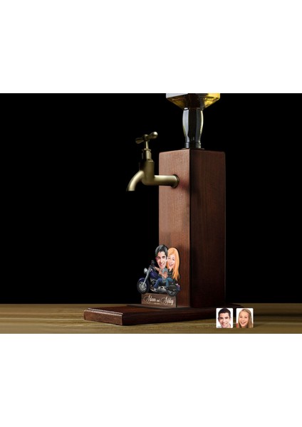 Gift Kişiye Özel Sevgililer Karikatürlü Musluklu Ahşap Viski Standı-39, Viski Çeşmesi, Doğum Günü Hediyesi, Içecek Dispenseri