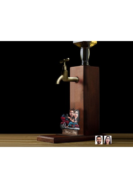 Gift Kişiye Özel Sevgililer Karikatürlü Musluklu Ahşap Viski Standı-31, Viski Çeşmesi, Doğum Günü Hediyesi, Içecek Dispenseri