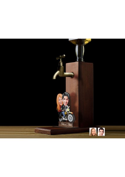 Gift Kişiye Özel Sevgililer Karikatürlü Musluklu Ahşap Viski Standı-12, Viski Çeşmesi, Doğum Günü Hediyesi, Içecek Dispenseri
