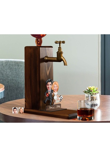 Gift Kişiye Özel Sevgililer Karikatürlü Musluklu Ahşap Viski Standı-11, Viski Çeşmesi, Doğum Günü Hediyesi, Içecek Dispenseri fiyatları
