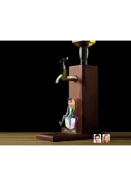 Gift Kişiye Özel Sevgililer Karikatürlü Musluklu Ahşap Viski Standı-16, Viski Çeşmesi, Doğum Günü Hediyesi, Içecek Dispenseri