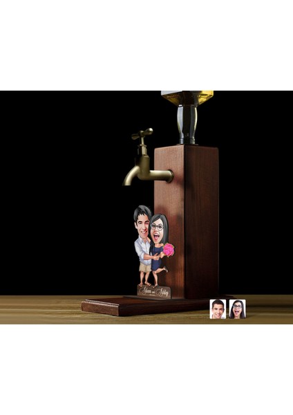 Gift Kişiye Özel Sevgililer Karikatürlü Musluklu Ahşap Viski Standı-35, Viski Çeşmesi, Doğum Günü Hediyesi, Içecek Dispenseri