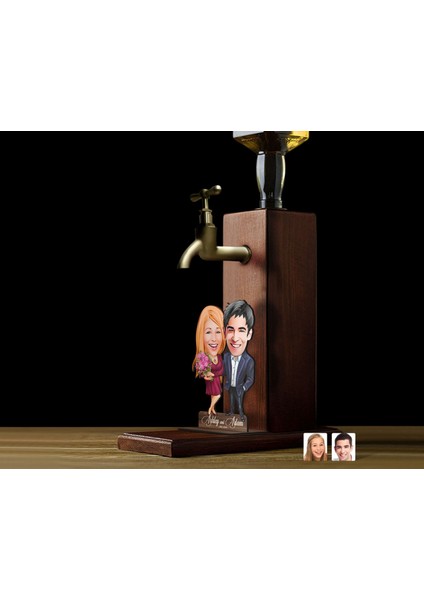 Gift Kişiye Özel Sevgililer Karikatürlü Musluklu Ahşap Viski Standı-25, Viski Çeşmesi, Doğum Günü Hediyesi, Içecek Dispenseri