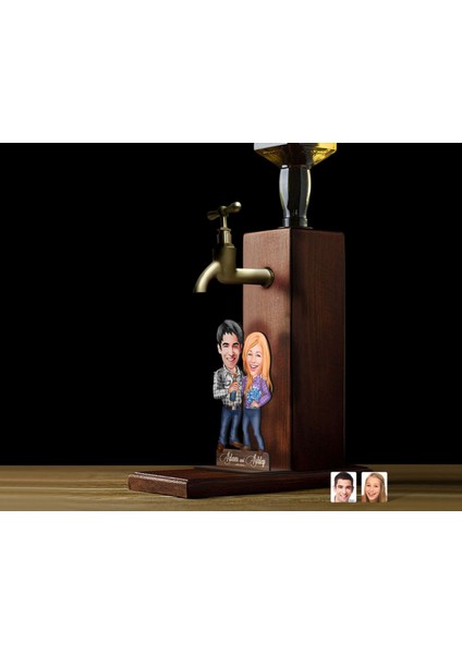 Gift Kişiye Özel Sevgililer Karikatürlü Musluklu Ahşap Viski Standı-17, Viski Çeşmesi, Doğum Günü Hediyesi, Içecek Dispenseri