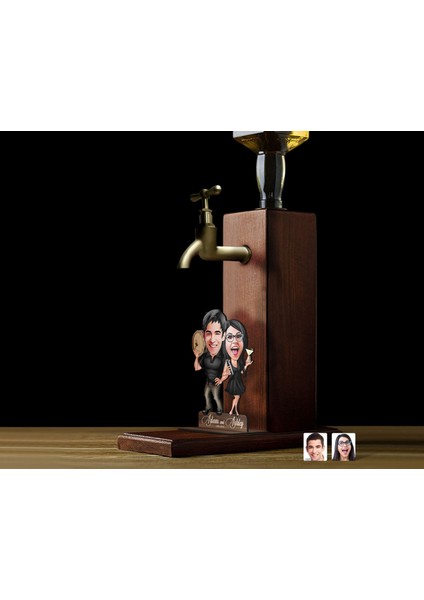 Gift Kişiye Özel Sevgililer Karikatürlü Musluklu Ahşap Viski Standı-13, Viski Çeşmesi, Doğum Günü Hediyesi, Içecek Dispenseri
