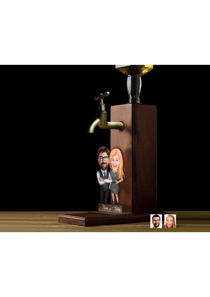 Gift Kişiye Özel Sevgililer Karikatürlü Musluklu Ahşap Viski Standı-29, Viski Çeşmesi, Doğum Günü Hediyesi, Içecek Dispenseri