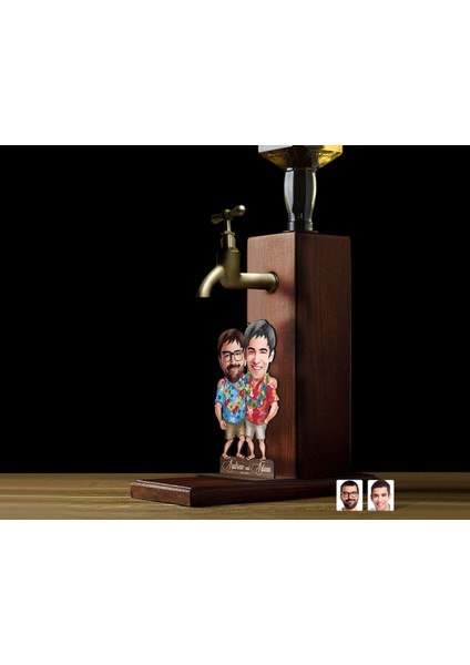 Gift Kişiye Özel Tatilci Kankalar Karikatürlü Musluklu Ahşap Viski Standı-1, Viski Çeşmesi, Doğum Günü Hediyesi, Içecek Dispenseri