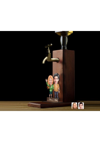Gift Kişiye Özel Sevgililer Karikatürlü Musluklu Ahşap Viski Standı-37, Viski Çeşmesi, Doğum Günü Hediyesi, Içecek Dispenseri