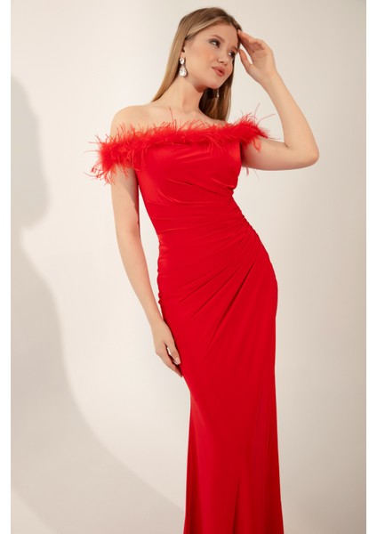 Kadın Kırmızı Otrişli Kayık Yaka Yırtmaçlı Uzun Abiye Elbise