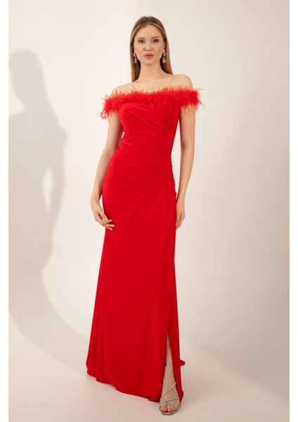 Kadın Kırmızı Otrişli Kayık Yaka Yırtmaçlı Uzun Abiye Elbise modelleri