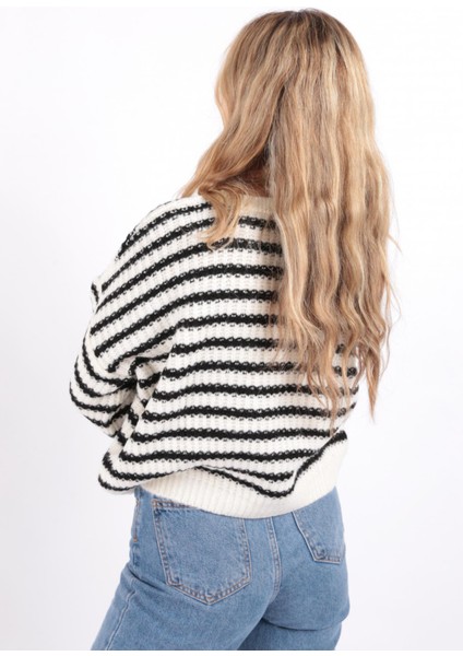 23K0345K1 Kadın Çizgili Crop Kazak fırsatları