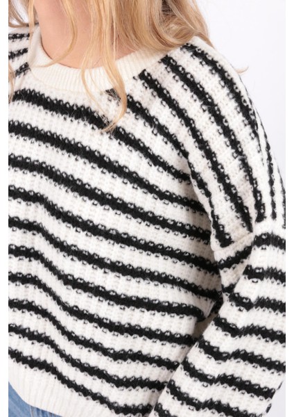 23K0345K1 Kadın Çizgili Crop Kazak indirimleri