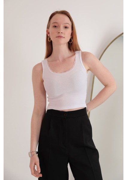 Kaşkorse Kumaş Yakası Dantelli Kadın Crop-Ekru