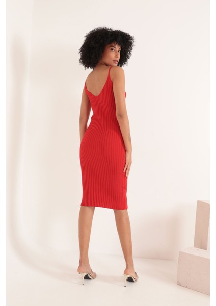 Triko Kumaş Broşlu Midi Kadın Elbise-Kırmızı fırsatları