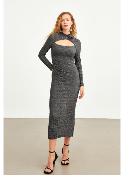 Siyah Kemer Dekolte Detaylı Elbise