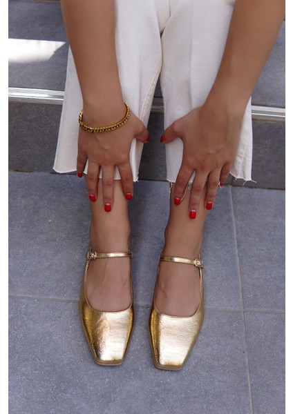 Vernis Gold Toka Detaylı Kadın Babet