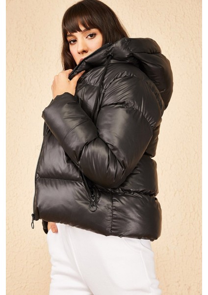 Kadın Kapüşonlu Şişme Mont Parlak Siyah fiyatları